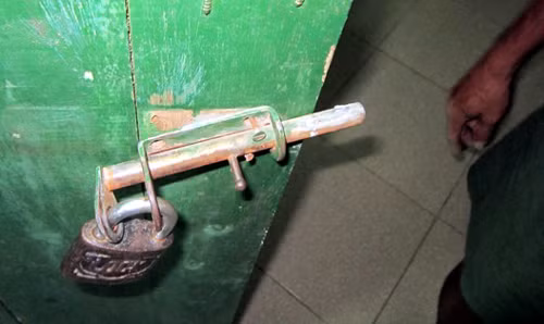 Bung cánh ra ngoài.