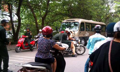 Nạn nhân được thượng sĩ Quyết dùng xe mô tô đặc chủng đưa đi cấp cứu.