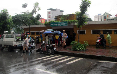 Lực lượng CSGT đến hiện trường phân làn đường