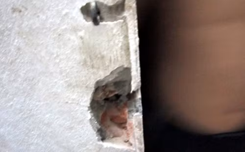 Cửa phòng bị giật tung.