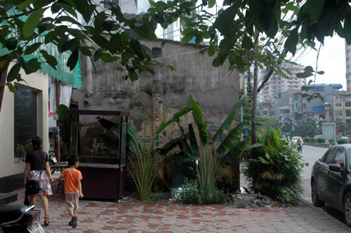 Từ ngày nâng cấp đường Nguyễn Phong Sắc, ngôi nhà này rộng khoảng 8m2 vẫn ngang nhiên chắn giữa vỉa hè (thuộc quận Cầu Giấy, Hà Nội).