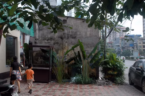 Từ ngày nâng cấp đường Nguyễn Phong Sắc, ngôi nhà này rộng khoảng 8m2 vẫn ngang nhiên chắn giữa vỉa hè (thuộc quận Cầu Giấy, Hà Nội).