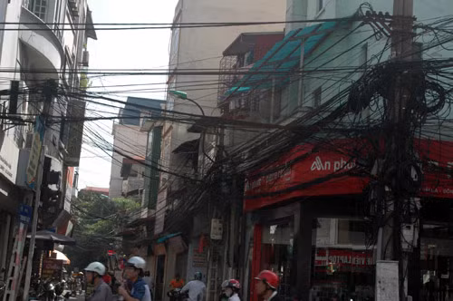 "Rác trời" ôm chằng chịt trước nhà dân ở phố Trung Liệt, quận Đống Đa.