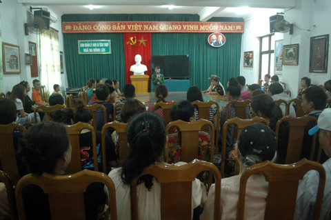 Nhiều người đã rơi lệ khi nghe thuyết trình viên kể chuyện về 10 bông hoa bất tử của Ngã ba Đồng Lộc.