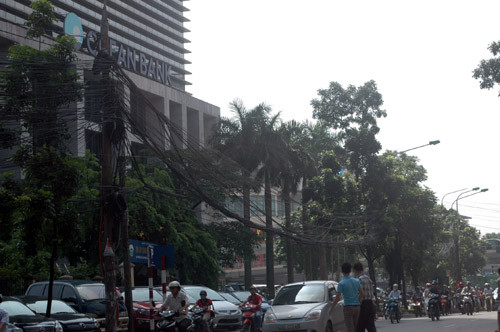 Dây điện, cáp viễn thông trên đường Huỳnh Thúc Kháng, quận Đống Đa. Ngoài việc làm ô nhiễm tầm nhìn, "rác trời" có thể gây ra những tai nạn bất ngờ khi mùa mưa bão đang đến.