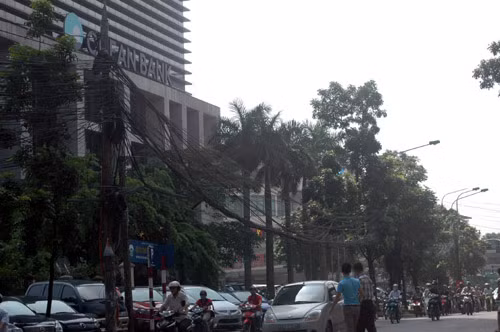 Dây điện, cáp viễn thông trên đường Huỳnh Thúc Kháng, quận Đống Đa. Ngoài việc làm ô nhiễm tầm nhìn, "rác trời" có thể gây ra những tai nạn bất ngờ khi mùa mưa bão đang đến.