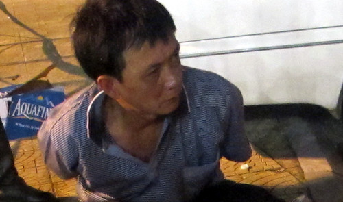 Lê Hoàng Anh móc túi người hâm mộ bị CSHS bắt gọn.