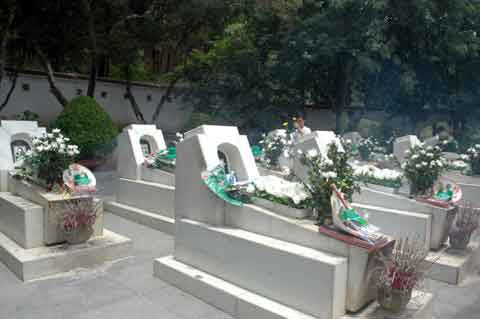 Sự hy sinh anh dũng của họ đã hóa ngọn lửa thiêng cháy sáng muôn đời. Ảnh Khu mộ của 10 nữ anh hùng tràn ngập hoa cúc trắng.