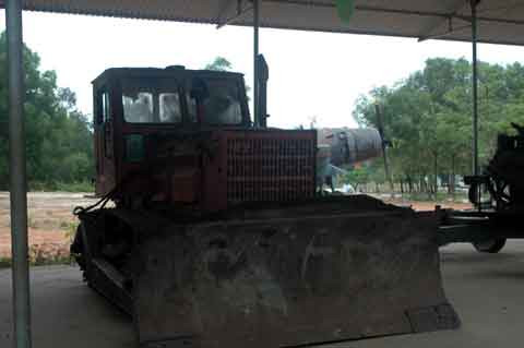 Chiếc máy ủi gạt bom, đất làm đường cho tiền tuyến.