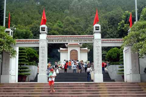 Nhiều đoàn người đến đây tham quan, viếng mộ 10 nữ anh hùng để tỏ lòng biết ơn, ngưỡng vọng.