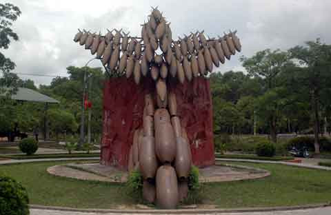 Xác bom kết thành máy bay.