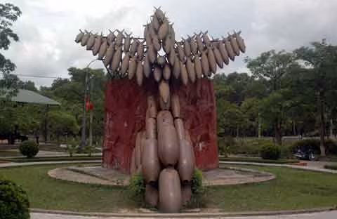 Xác bom kết thành máy bay.