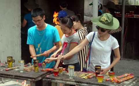 Thế hệ trẻ cũng tổ chức nhiều hoạt động ý nghĩa trong dịp 27/7 để tỏ lòng thành kính, tri ân.