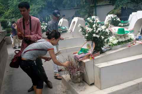 Thu Trang thắp nén thương thành kính tới 10 liệt sĩ.