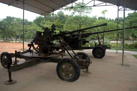 Nơi đây còn có những hiện vật nhắc nhớ về một thời khói lửa chiến tranh. Đây là những chứng tích về sự kiên cường của quân dân ta trước bom đạn của đế quốc Mỹ.