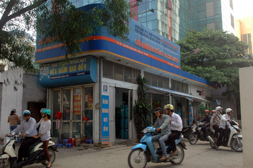 Cửa hàng gas cũng "siêu mỏng" bên cây xăng phố Lương Bằng, quận Đống Đa, Hà Nội.