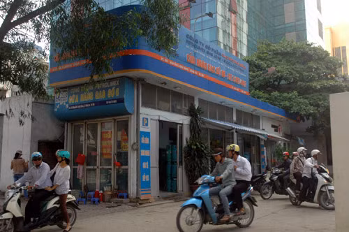 Cửa hàng gas cũng "siêu mỏng" bên cây xăng phố Lương Bằng, quận Đống Đa, Hà Nội.