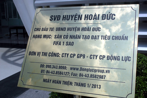 Sân cỏ nhân tạo đạt tiêu chuẩn FIFA 1 sao.