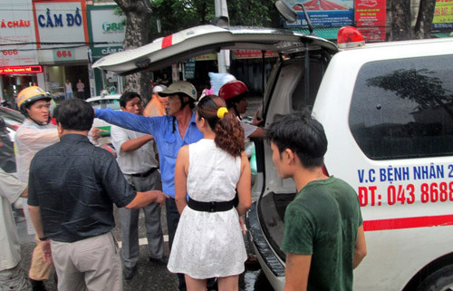 Cơ quan chức năng đưa thi thể ông T. đến bệnh viện để điều tra làm rõ.