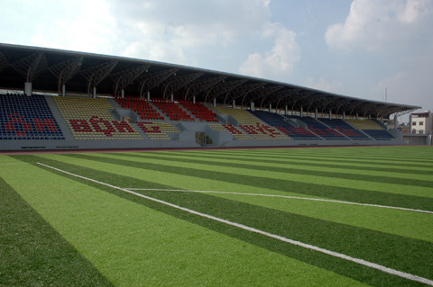 Bên trong sân và các hàng ghế nhựa.