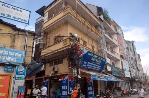 ...nhưng càng lên càng "nở" ra khoảng không.