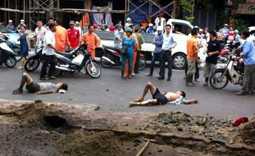 2 công nhân bị điện giật được người dân đưa đi cấp cứu.