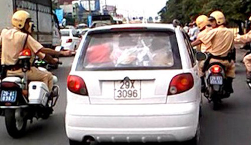 Gần 10 CSGT truy đuổi "xe điên" trên đường. Gần 10 CSGT truy đuổi "xe điên" trên đường.