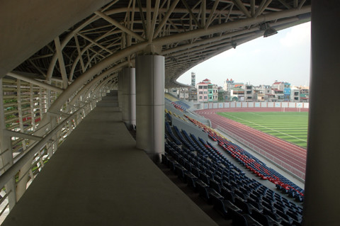 Nhưng bên trong chỉ có 1 khán đài.