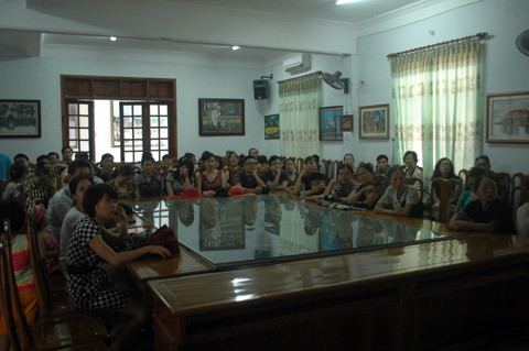 Những ngày này, nhiều dòng người từ khắp mọi miền của tổ quốc hướng về Ngã ba Đồng Lộc, tỉnh Hà Tĩnh. Nơi đây, loạt bom đạn ác liệt của đế quốc Mỹ trút xuống đã cướp đi mạng sống của 10 nữ thanh niên xung phong: Võ Thị Tần, 22 tuổi, tiểu đội trưởng; Hồ Thị Cúc, 21 tuổi, tiểu đội phó cùng 8 chiến sỹ: Võ Thị Hợi, 20 tuổi; Nguyễn Thị Xuân, 20 tuổi; Dương Thị Xuân, 19 tuổi; Trần Thị Rạng 19 tuổi; Hà Thị Xanh,18 tuổi; Nguyễn Thị Nhỏ, 19 tuổi; Võ Thị Hạ, 19 tuổi; Trần Thị Hường, 17 tuổi. Họ trở thành những đóa hoa bất tử nơi Ngã ba Đồng Lộc. Ảnh: Mọi người nghe kể chuyện về sự kiên cường của 10 nữ anh hùng.