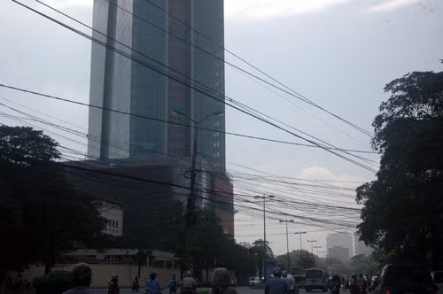 Dây điện, cáp thông tin như mạng nhện giăng qua một ngôi nhà cao tầng.