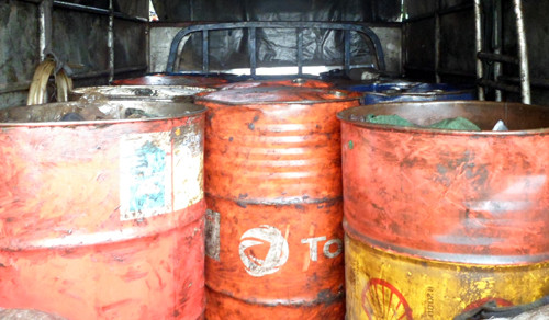 Số thùng phi đựng dầu thải của tàu hỏa bị cơ quan công an bắt .