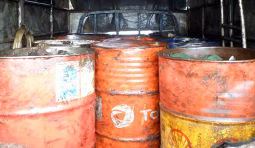 Số thùng phi đựng dầu thải của tàu hỏa bị cơ quan công an bắt .