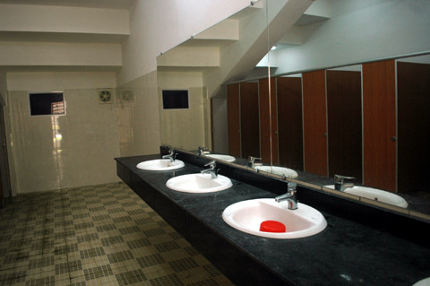 Công trình và thiết bị vệ sinh.