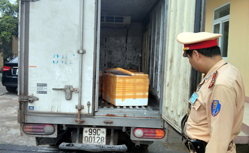 Chiếc xe vận chuyện 7 tạ lòng lợn thối.