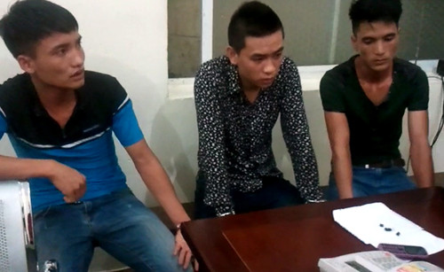 Thư mang túy trong người (ngoài cùng bên phải) cùng hai người bạn tại cơ quan công an