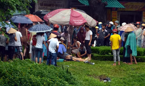 Thi thể ông T. được vớt lên bờ.