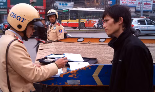 Lực lượng CSGT tuần tra lập hồ sơ xử lý phương tiện lưu thông