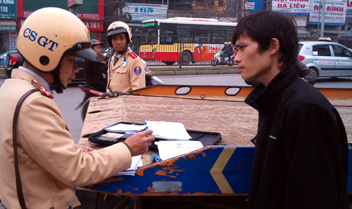 Lực lượng CSGT tuần tra lập hồ sơ xử lý phương tiện lưu thông
