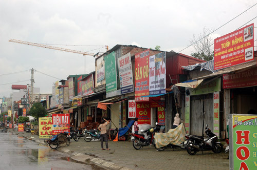 Các ngôi nhà "siêu mỏng" lụp xụp bên đường 32, thị trấn Nhổn, huyện Từ Liêm, Hà Nội.