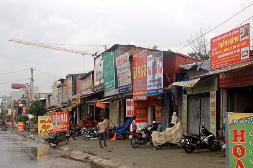 Các ngôi nhà "siêu mỏng" lụp xụp bên đường 32, thị trấn Nhổn, huyện Từ Liêm, Hà Nội.