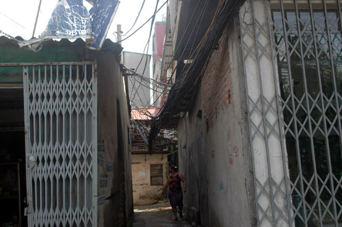 Những "bó cáp thông tin" khiến người dân hoảng sợ ở ngõ 634 phố Thái Hà, quận Đống Đa.