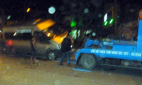 Xe cứu hộ đến hiện trường giải cứu xe gặp nạn.