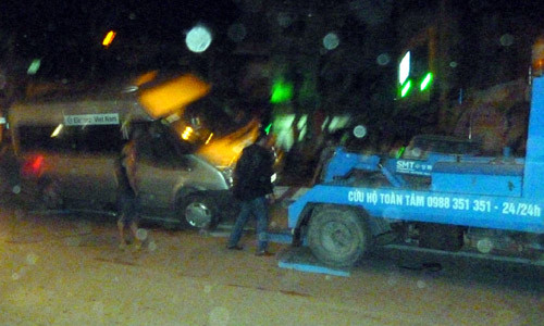 Xe cứu hộ đến hiện trường giải cứu xe gặp nạn.