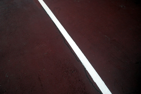 Vết tích rạn nứt từ bê tông của đường pit.