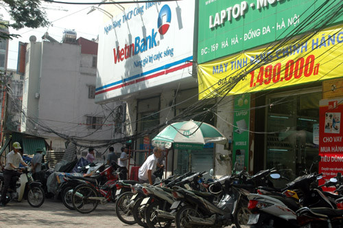 Người dân ra khỏi nhà phải cúi đầu ở cạnh ngã tư Thái Hà mới - Thái Hà.