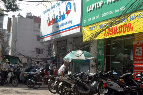 Người dân ra khỏi nhà phải cúi đầu ở cạnh ngã tư Thái Hà mới - Thái Hà.