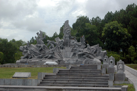 Những câu thơ đong đầy xúc cảm: "Tiểu đội đã xếp một hàng ngang/ Cúc ơi em ở đâu không về tập hợp?/ Chín bạn đã quây quần đủ hết/ Nhỏ-Xuân-Hà-Hường-Hợi-Rạng-Xuân- Xanh/ A trưởng Võ Thị Tần điểm danh/ Chỉ thiếu mình em/ (Chín bỏ làm mười răng được!)…” (Thơ “Cúc ơi!” - Nhà thơ Yến Thanh) mỗi lần vang lên lại khiến triệu triệu con tim rung động.