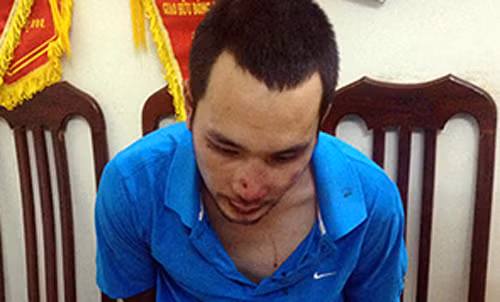 Tên trộm Hưng bị chiến sĩ CSGT khống chế.