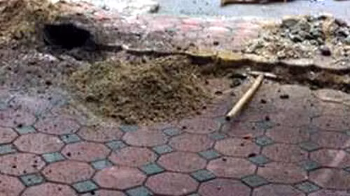 Vỉa hè nơi 2 công nhân đào trúng dây điện.