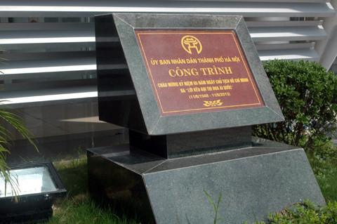 Theo lãnh đạo huyện Hoài Đức, công trình nhà thi đấu và giải phóng mặt bằng thu hồi đất, làm đường hết 120 tỷ đồng, SVĐ xây hết khoảng 80 tỷ đồng từ nguồn ngân sách nhà nước.